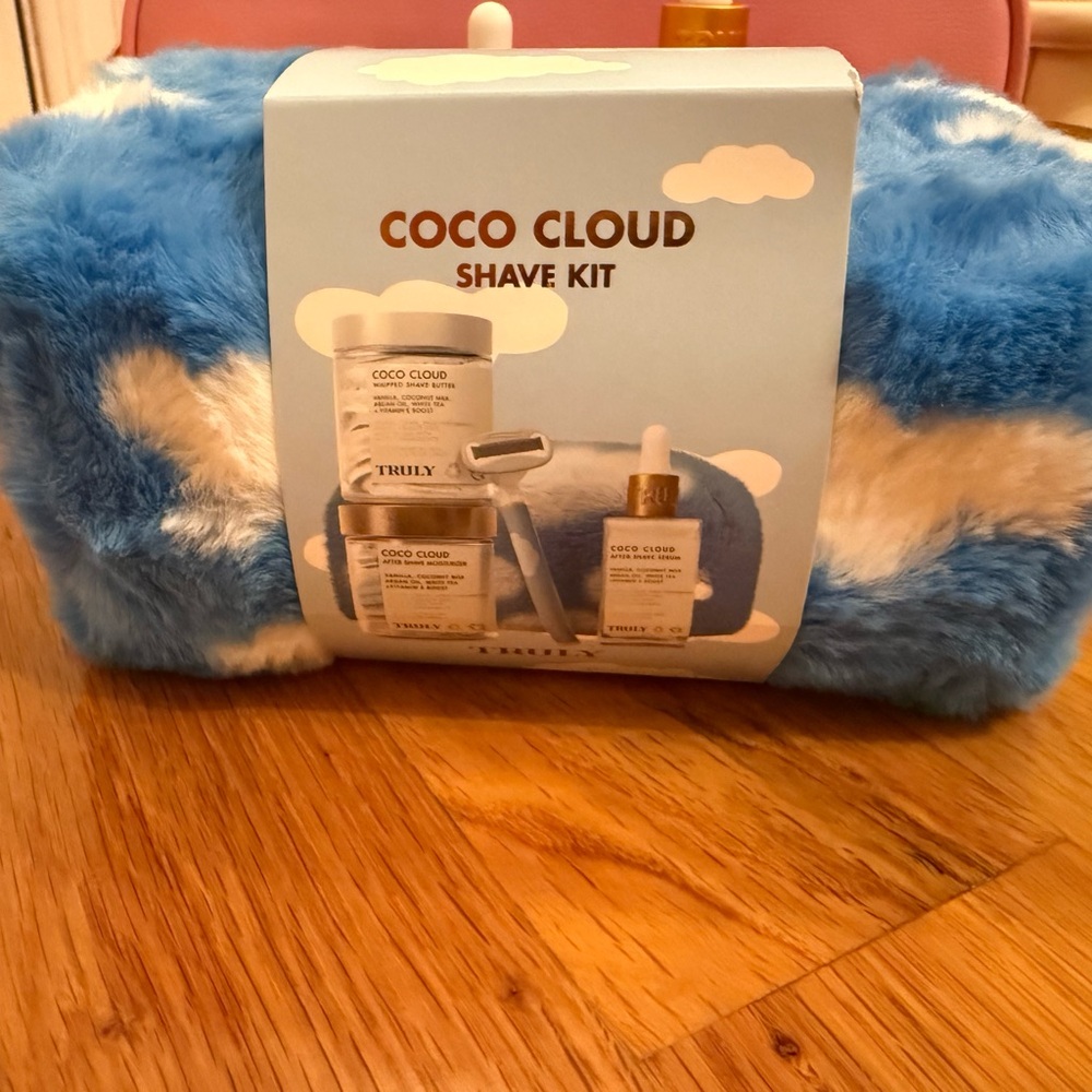 TRULY Coco Cloud Shave Kit with Cloud Bag